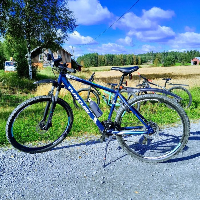 Maastopyöriä rivissä maaseudulla mukaan lukien oma Montauk matkalla Loimaalle